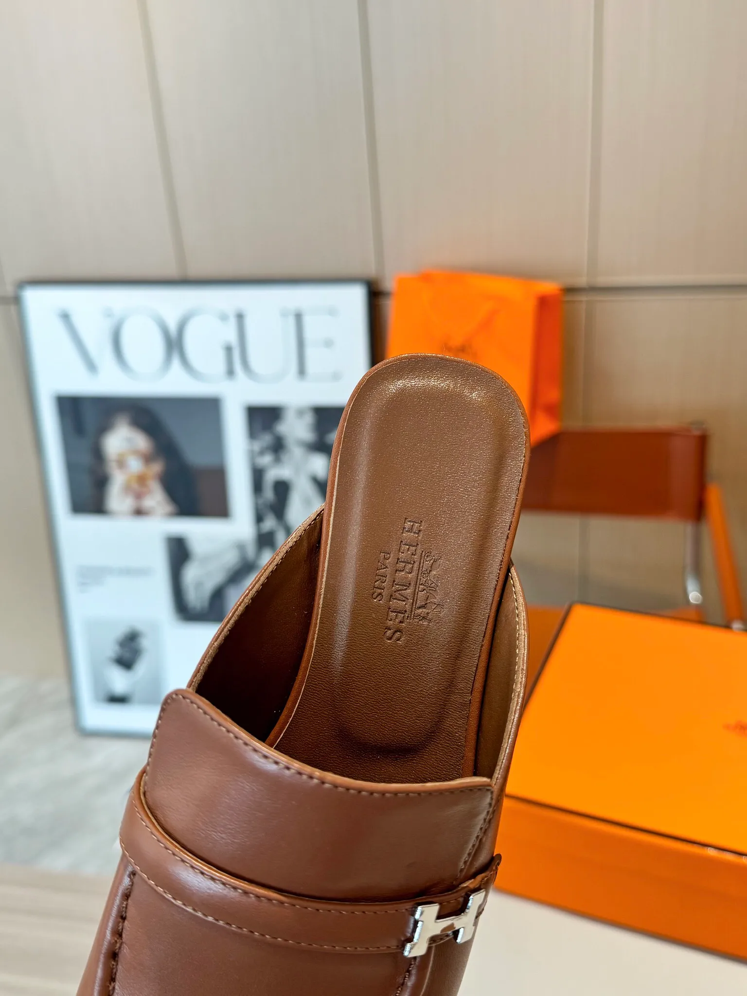 👟👟Ex-factory price 520👟👟 Hermes Groupie square-toe H-buckle mules, half-drag high heels and flat heels; the foot feel at the counter is invincible, groupie Mule shoes are made of h-buckle canvas and calfskin with mini silver Paris shoe buckles and contrasting piping. They are super beautiful in real life. Upper: imported original calfskin/original molded fabric. Lining: sheepskin. Outsole: Italian genuine leather outsole. Original packaging. Heel height: 5cm and 2 types of flat heel. Size: 35-41 (customized in size 42). Color: 6 colors.